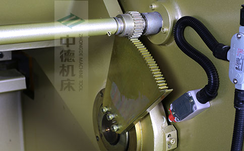 ZDS-450采用高精度刀片間隙調節齒輪，經過淬火高硬度又耐磨，表面鍍鋅不生銹，長年累月使用依然有很高的調節精度.jpg