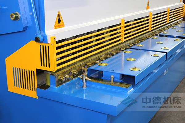 ZDS-1632剪板機進料口，安全防護，進料無阻，又能直接觀看到燈光對線的剪切位置.jpg
