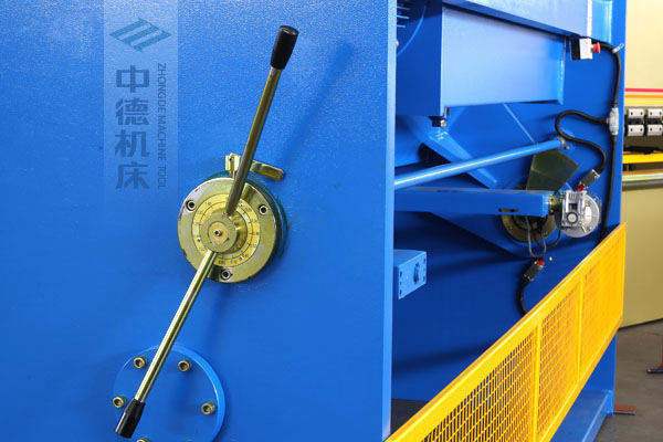 ZDS-432剪板機刀片間隙手動調(diào)節(jié)器，刻度清淅，調(diào)節(jié)省力又簡便.jpg