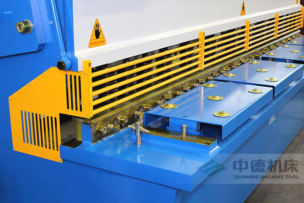 ZDS-432剪板機進料口，安全防護，進料無阻，又能直接觀看到燈光對線的剪切位置.jpg